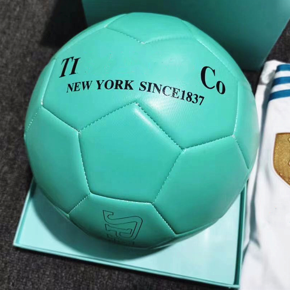 

Tif fa ny & c o . Louis Vutton Spalding Co signed Soccer football ball Leather son Final KYIV size 5 granules slip resistant PU Sewing Match Training outdoor box