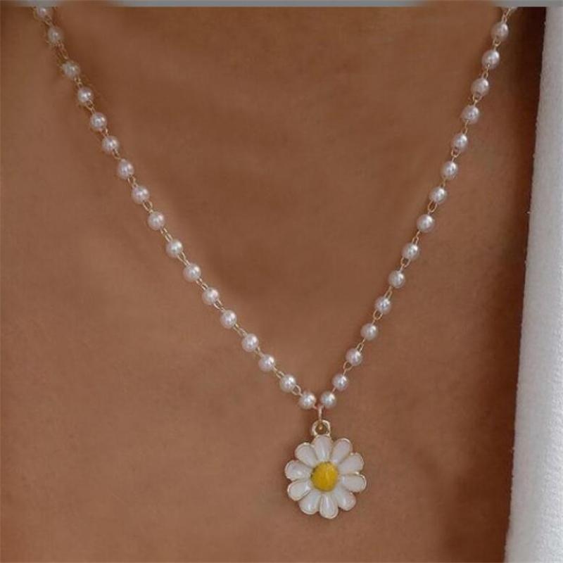 

Pendant Necklaces Fashion White Daisy Necklace Pearl Chain Choker For Women Chrysanthemum Clavicle Jewelry Accessories