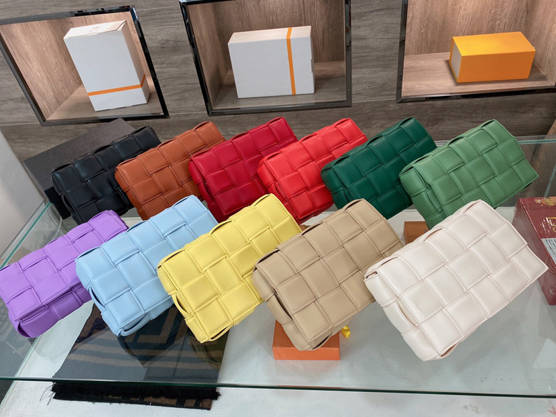 

2021 brand designer Handbag shoulder bags women s messenger bag leisure temperament pleated Plaid woven cow leather pillow With box, Bubble column