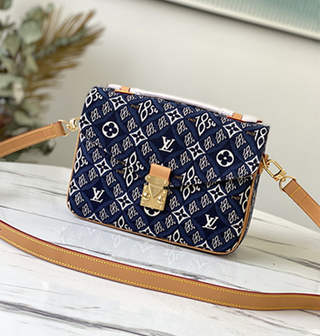 

Louis Vuitton Monogram LV Beauty Case Top qualityCanvas Petite Size Crossbody Beauty Case Reverse Coated Removable Strap Drum Shoulder Bag One Handle Mini Bag, Dust bags