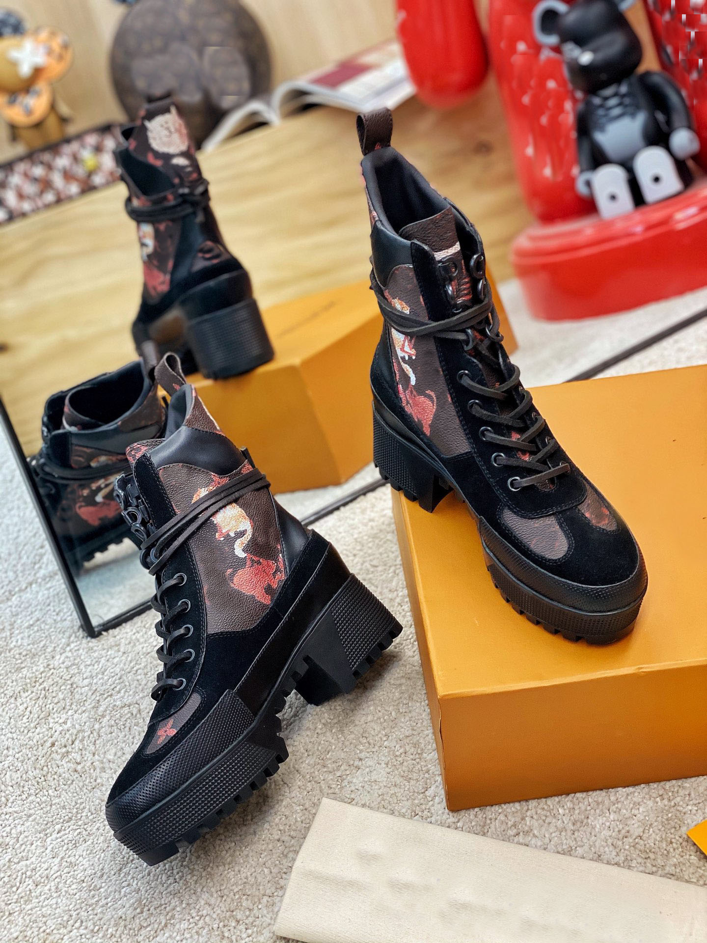 

luxury brand women designer boots Martin Desert boo ts s Flamingo Love Arrow Medal 100% genuine leather thick winter shoes high heel size 35-42, Color 14