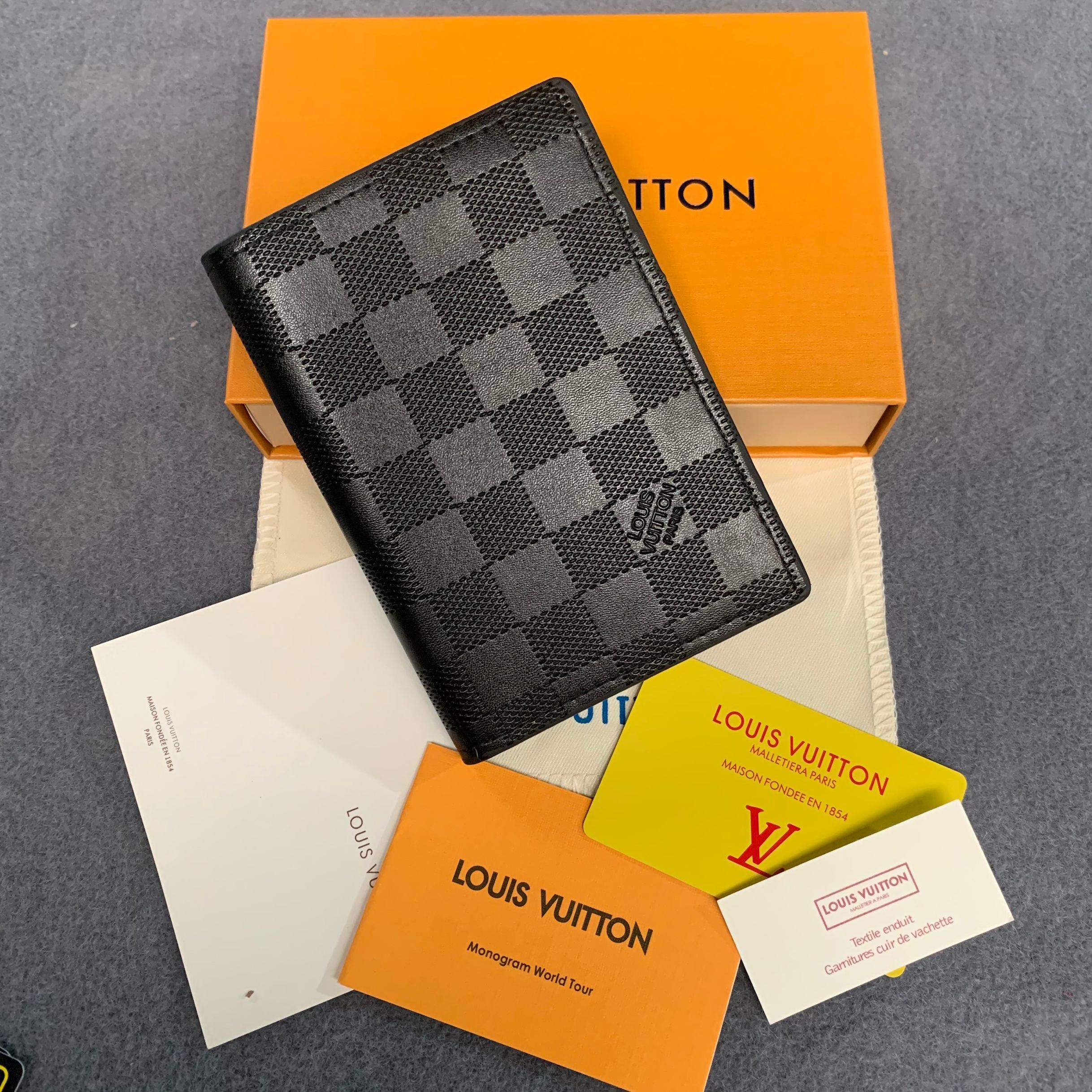 

LOUIS VUITTON LV With Box 2021 Mens Passport Wallet Designers Men's Card Holder Leather Women Purse Covers For Passports carteira masculina, Embossed grid