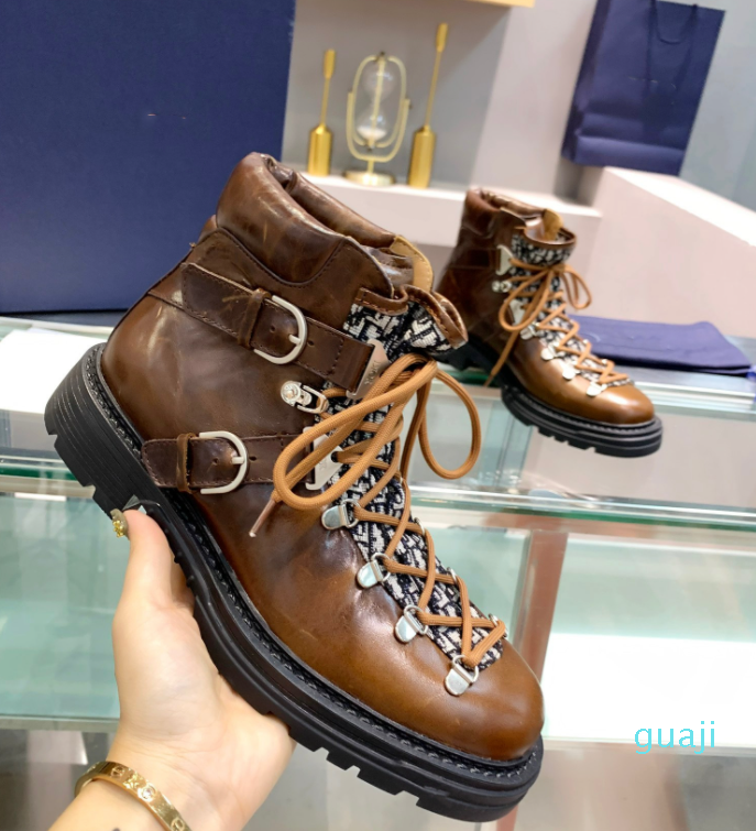 

Luxury men boots Explorer II hiking shoes with padded high top metal clad brass clasp 6110, Box