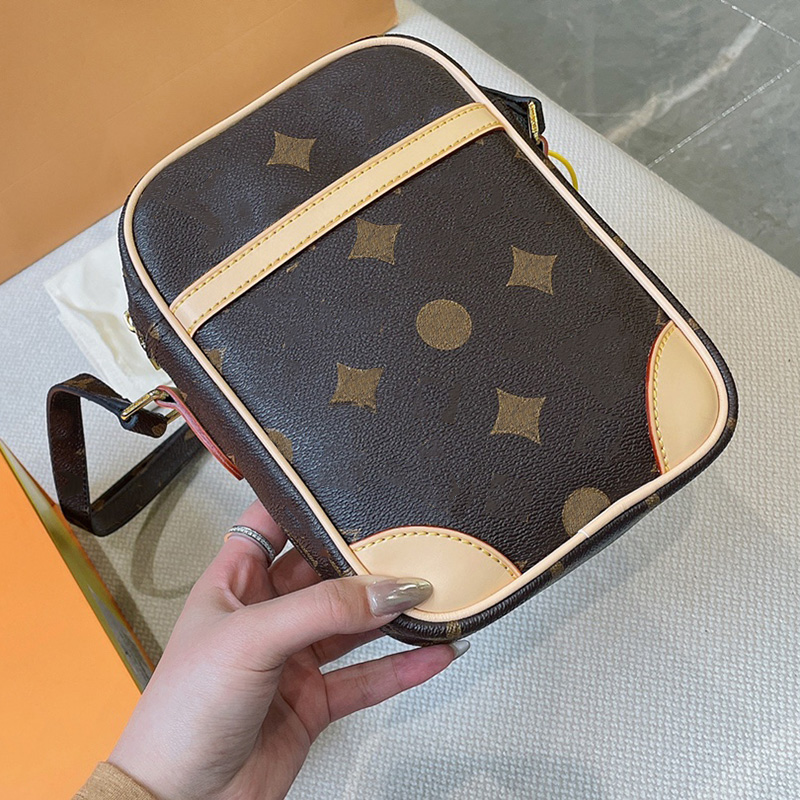 

22C Vintage Women Mens Camera Bags Luxury Designer Lady Crossbody Shoulder Leather Chains Old Flowers France L NF Large Capacity Reporter Cosmetic Handbags, Light brown