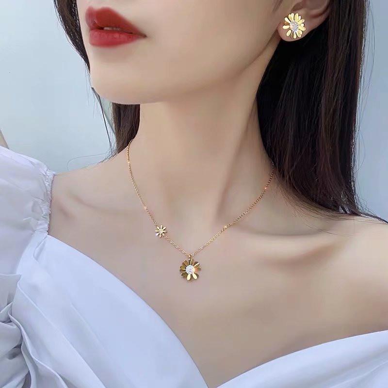 

Chains Small Wrinkle Chrysanthemum Female Cold Wind Titanium Steel Non-fading Short Clavicle Chain Tide Net Celebrity Design Neck, Silver