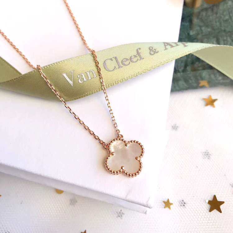 

Van Cleef&Arpels Ladies Love rings Pendant Necklaces Screw necklace Party Wedding Couple Gift Love Bracelet Fashion Luxury designer Ear studs 45cm