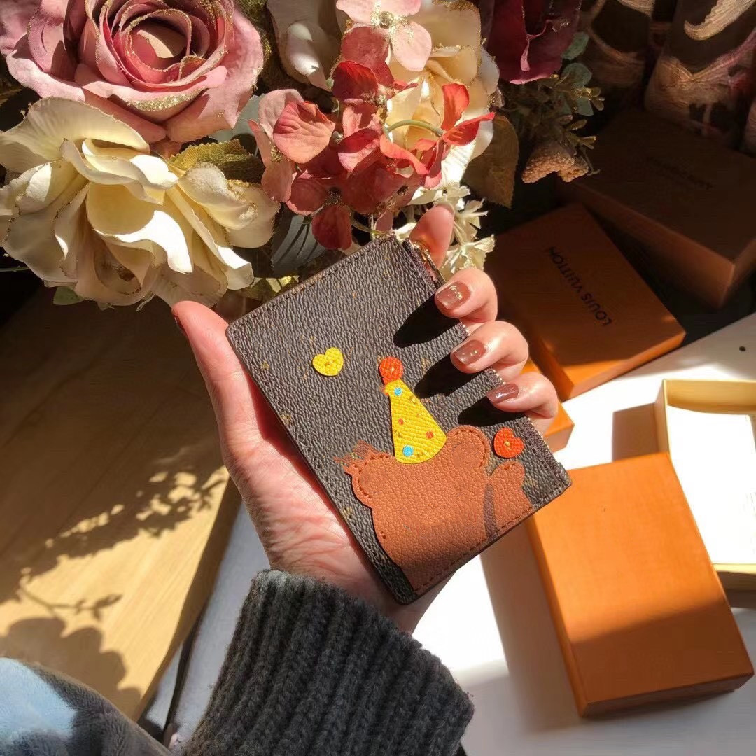 

Top Design High Quality Leather Alphabet Alloy Cartoon Keychains Bag for Lover Key Chains Fashion Accessories Supply