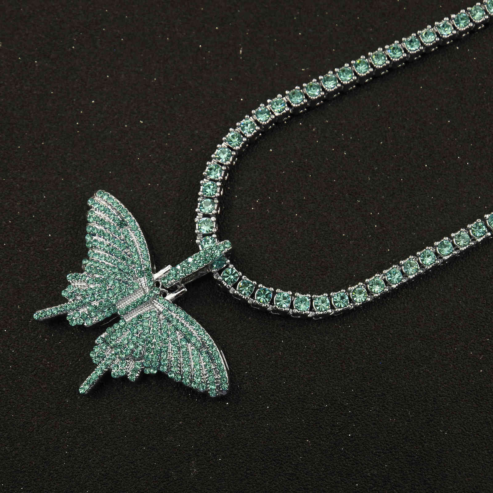 

Green Crystal Butterfly Pendant 1 Row Tennis Chain Charm Hip Hop Women's Necklace Men's Blue Silver Color Iced Out Jewelry X0509
