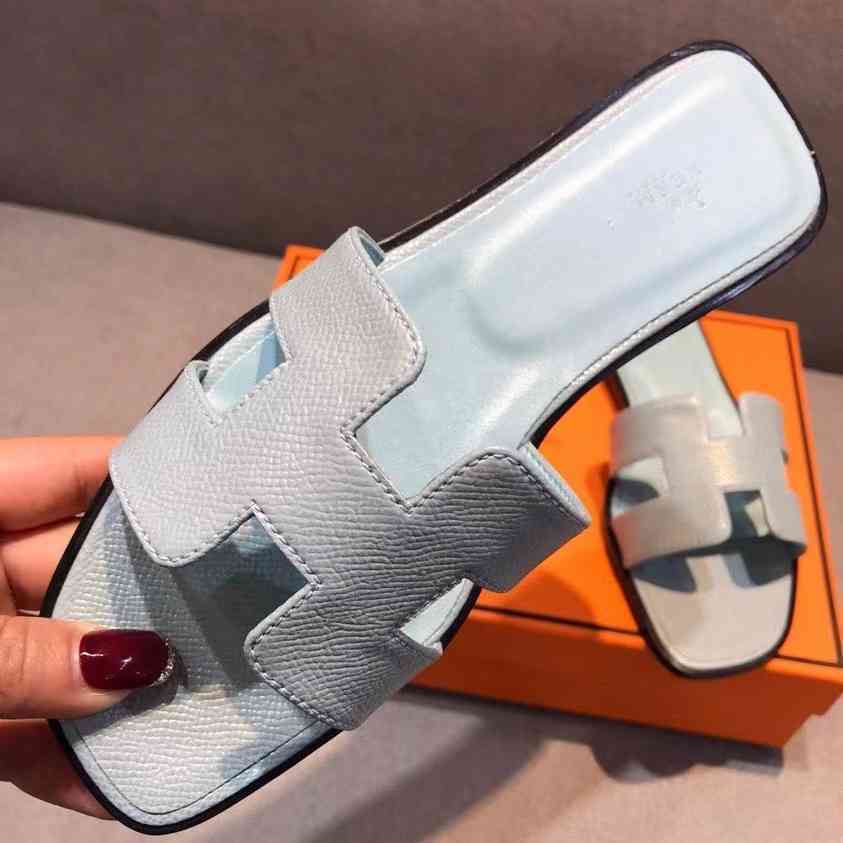 H 2021 Nouveau produit Fashion H Pantoufles Femmes Été Article Polyvalent Casual Casual Plat En Cuir Sandales Beach Sandales Femmes