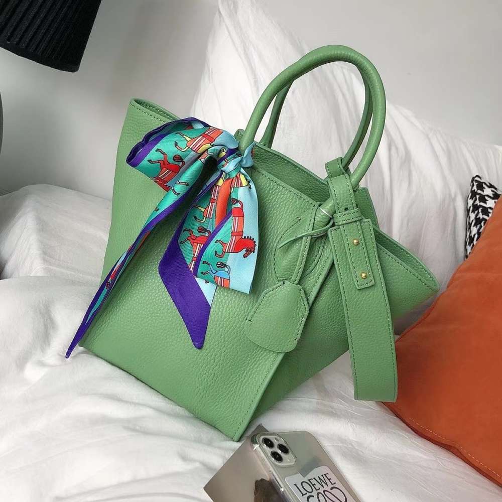 

2021 Net Red Bag Top Layer Cow Leather Single Shoulder Female Large Capacity Carrying Bucket Cabe Basket Wing Bag, White