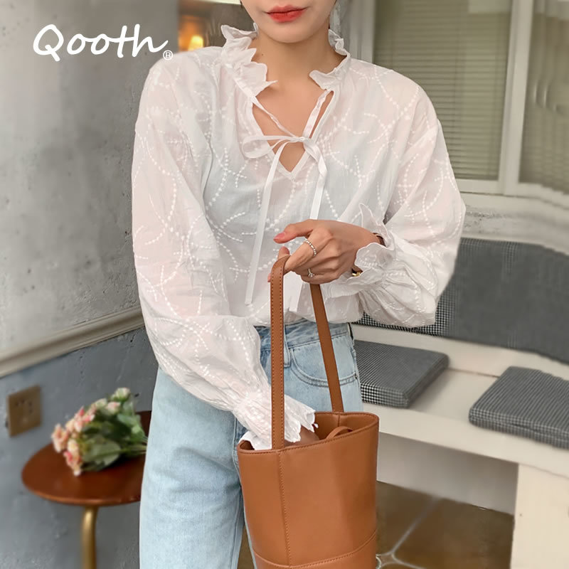 

Qooth V-neck Jacquard Puff Sleeve Shirt Sweet Loose All-match Long Sleeve Shirt Office Lady White Pullover Tops QT624 210518
