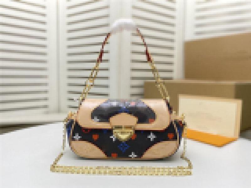 

Marilyn Black Color Pink Gold Chain Shoulder Bag Size: 15*8*25CM