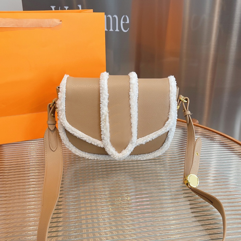 

2021 Winter Shearling Fur Lambskin Leather Bags Pont Soft Leather Removed Adjustable Shoulder Strap Famous Luxury Designer Purse Classic Flap Handbags 26*9*19CM, Black