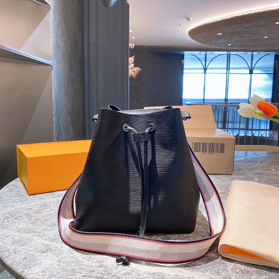 

2021 new bucket bag fashion temperament full of high-end leather rope bucket bag lady leisure shoulder bags M44022 handbag size 25*25cm, Black