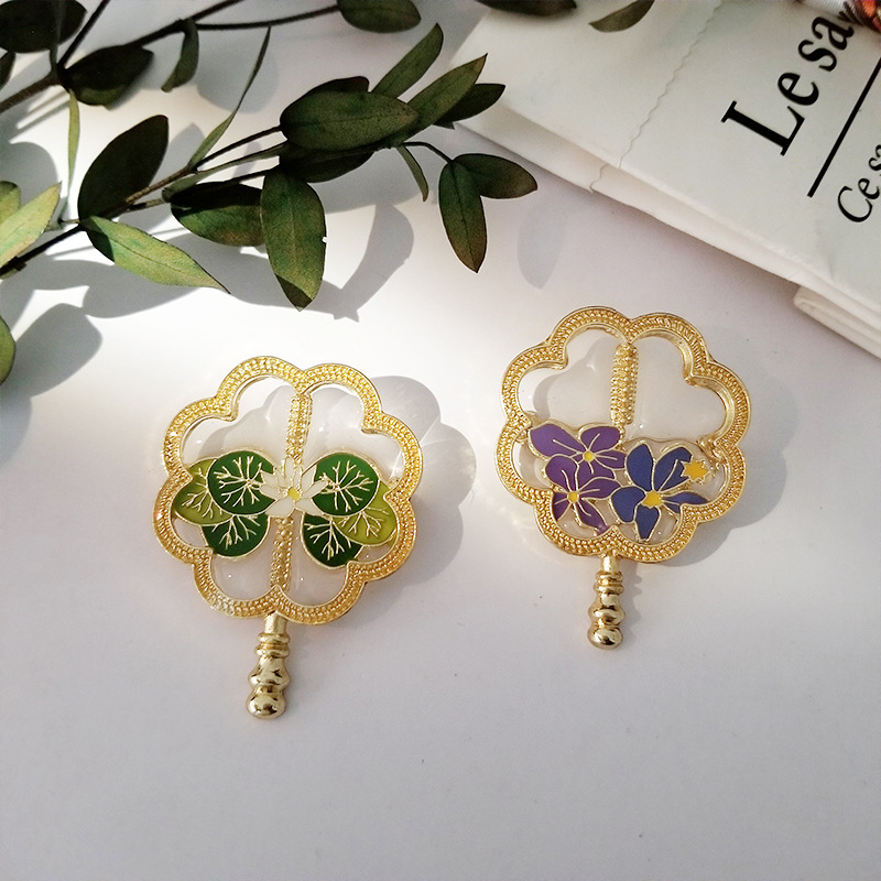 

Retro Hollow Flower Leaf Fan Brooches Geometric Plant Gold Chinese Fans Pins For Unisex Alloy Enamel Cowboy Backpack Collar Badge Accessories
