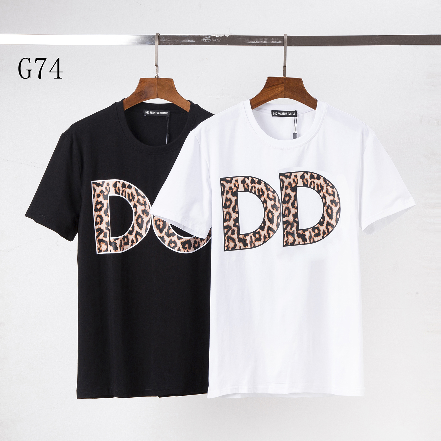 

2022SS Cotton T-shirt with leopard-print D patch Mens Designer T Shirts Summer Fashion Casual Streetwear Tops Short Sleeve Tee 0617, White
