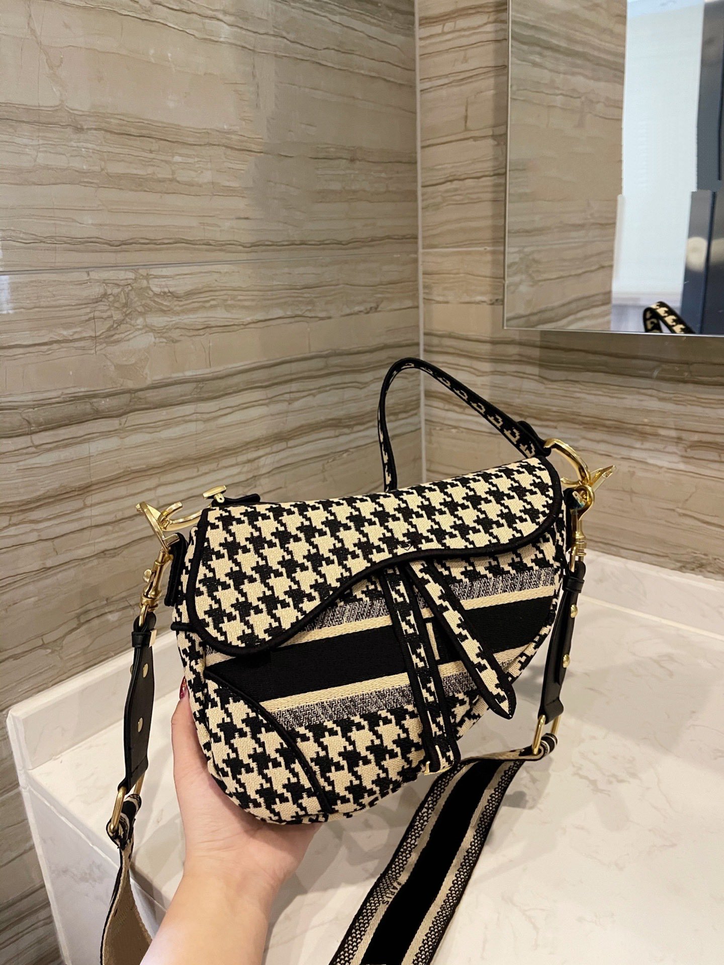 

Saddle bag m matte texture delicate hand feeling presbyopia matcha green small fresh casual matching size: 25*7*21cm