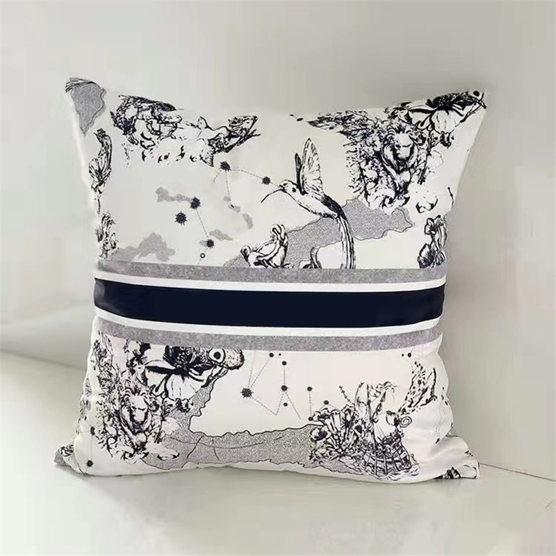 

Luxurys Decorative Pillows Designer Cushion Letters Print Pillow Covers Brand Pillow Tabby Designers Pillows Lux_home