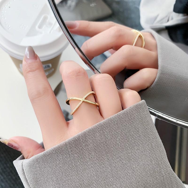 

Arrival Simple Classic Metal Geometric Cross Ring For Women Shiny Crystal Jewelry Fashion Oorbellen Cluster Rings