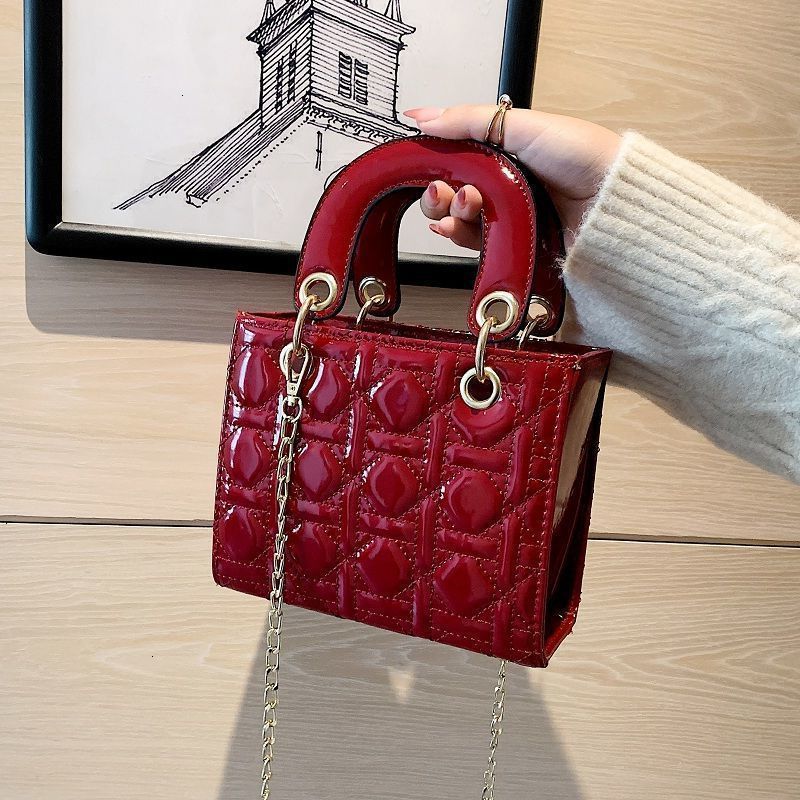 

Women's Patent Leather 2021 Princess New Wedding Bride Red Small Fragrant Wind Lingge Chain One Shoulder Handbag, Red trumpet