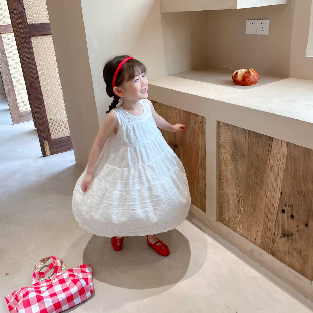 

Summer cotton fashion embroidery sleeveless princess dresses Girls lace hollow berif breathable dress 210615, White
