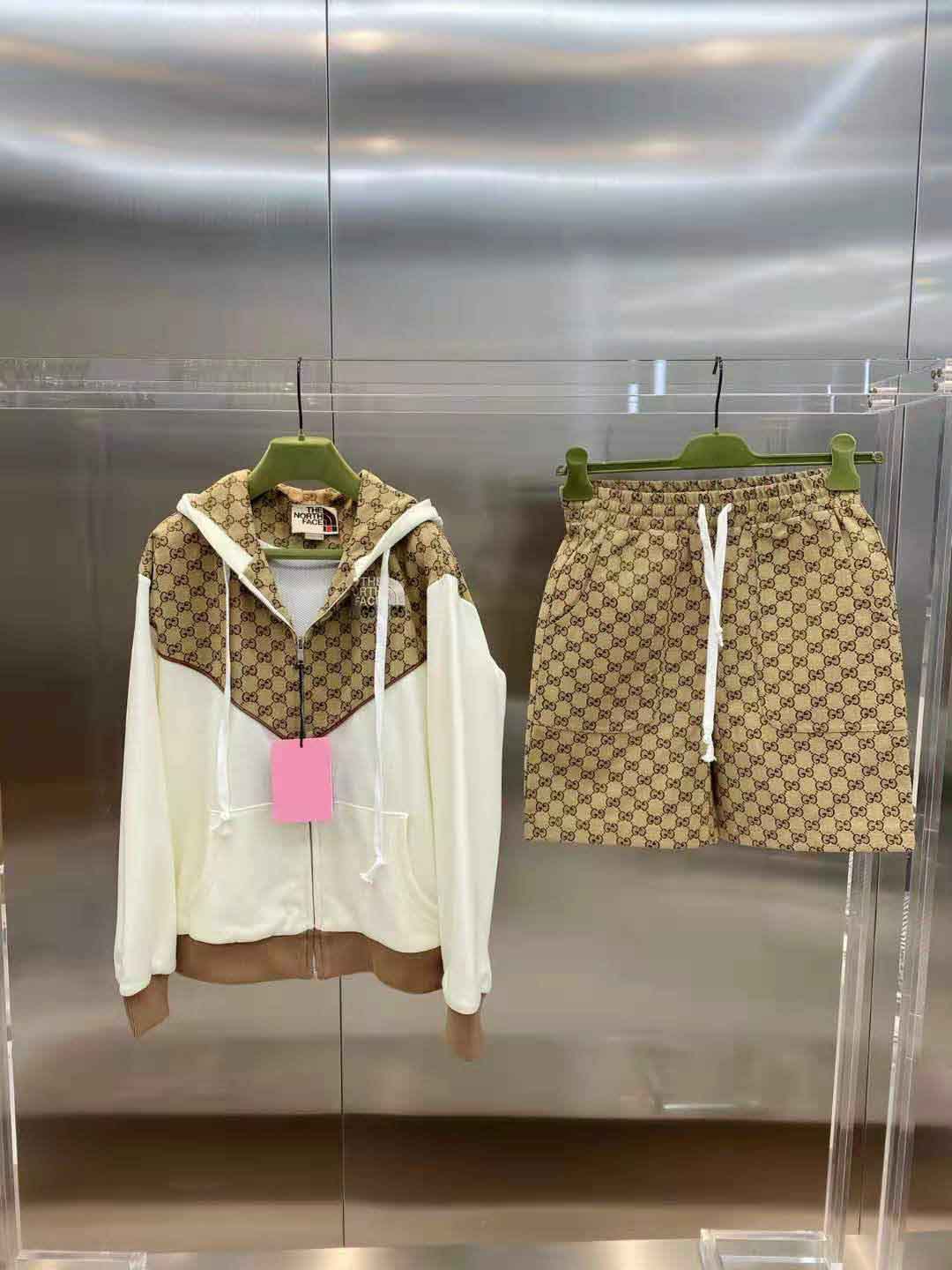 

2020ss spring and summer new high grade cotton printing short sleeve round neck panel T-Shirt Size: m-l-xl-xxl-xxxl Color: black whitnnbuw8 bbb3