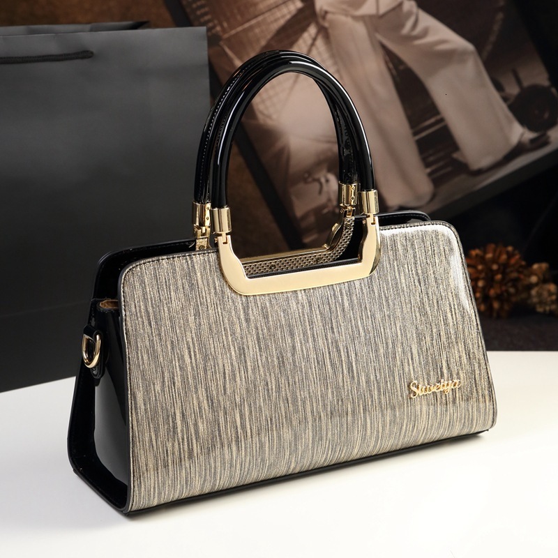 

Messenger BagsOne Fashion 2021 Simple Handbag Shoulder Slung Middle Aged Patent Leather Women's Mother in Law Bag