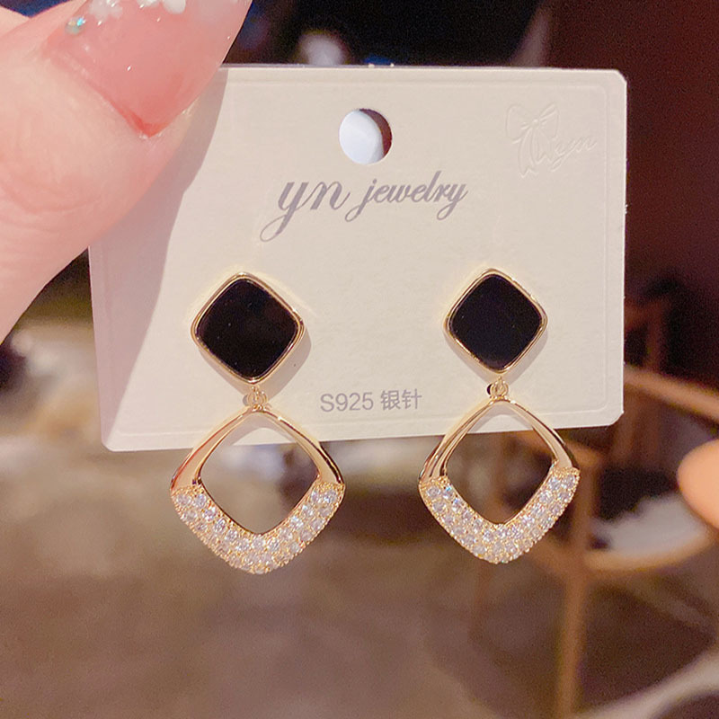 

2021 Silver Needle Simple Fashion Luxury Design Geometric Diamond Stud Net Red Temperament Earrings For Women Jewelry