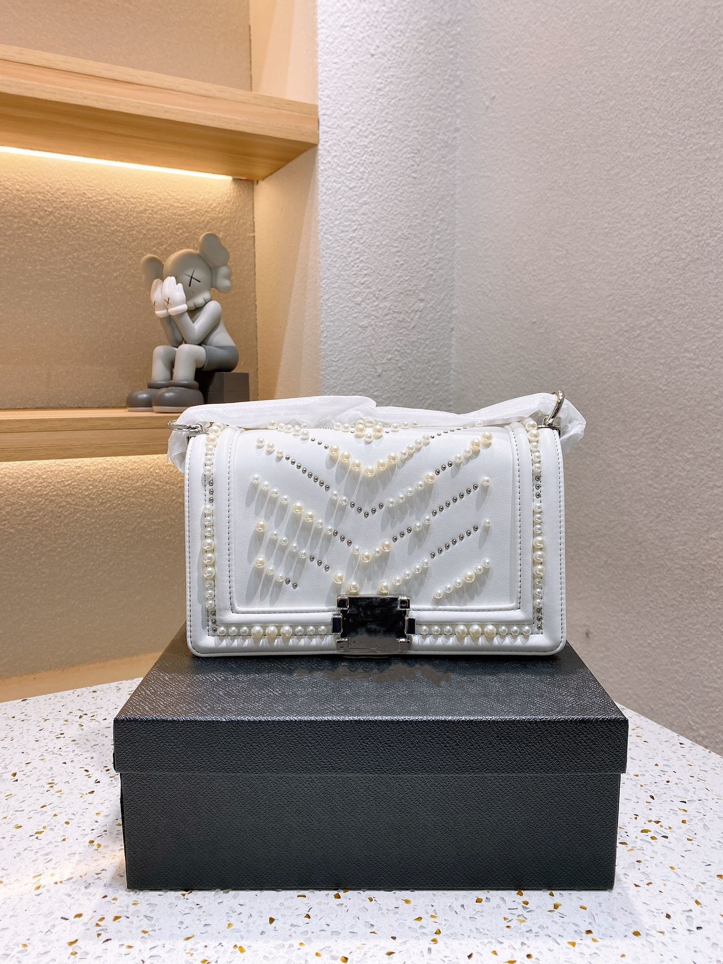 

High quality pearl jewelry women fashion bag original designer 5A genuine leather production flap buckle handbag diagonal shoulder bags