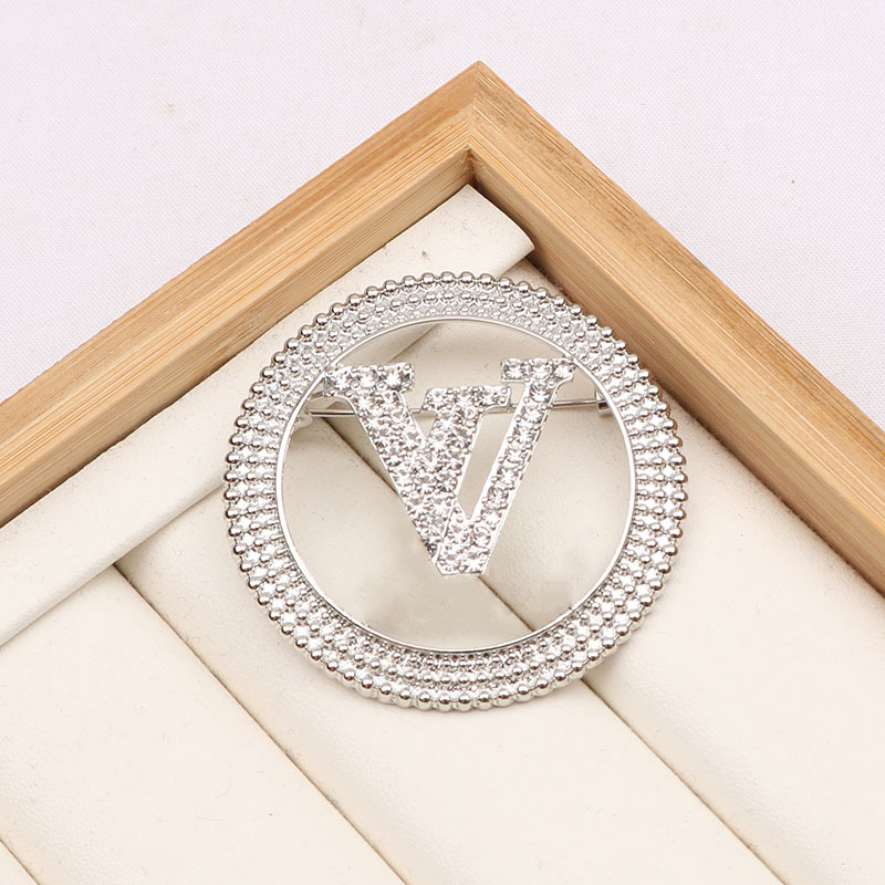 

Classic Retro V Brand Luxury Desinger Brooch Women Crystal Rhinestone L Letters Brooches Suit Pin Fashion Jewelry Clothing Decoration High Q, Gray