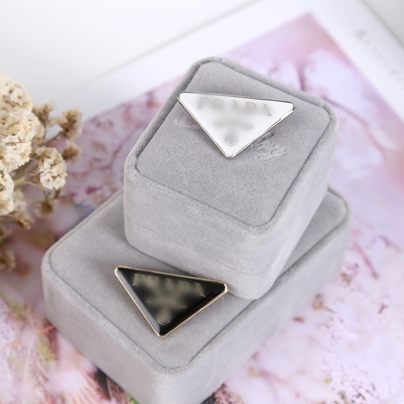 

PRA inverted triangle spring and summer new metal Brooch wear suit sweater leisure pin accessories