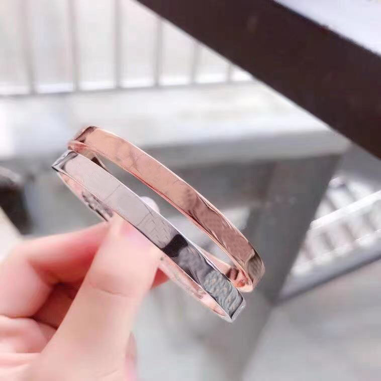 

2021 fashion titanium steel love bangle silver rose gold diamond screwdriver suitable for men and women jewelry with exquisite packaging