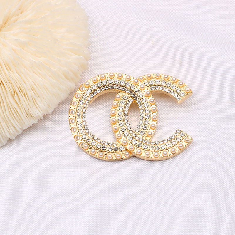 

Classic Luxurys Simple Small Sweet Wind Design Brooch Women Diamond Pearl C Letters Brooches Suit Pin Fashion Jewelry Clothing Decoration High Quality Accessories