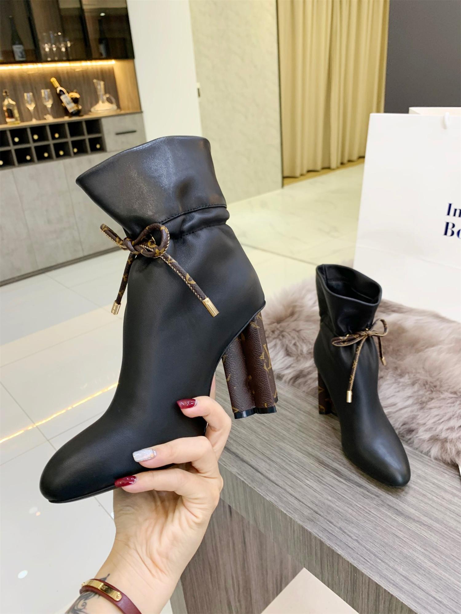 

2022 classic boots designer winter coarse heel women shoes 100% leather flamingos arrow medal desert boot Lace up lady Thick High heels, Black