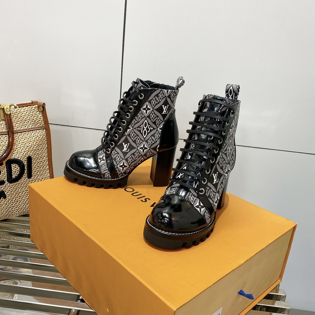 

2021 -The Now luxury designer Leather Women boots Martin Desert Boot flamingos Love arrow medal 100% real leathers Horsebit coarse Winter designers shoes16, Style4