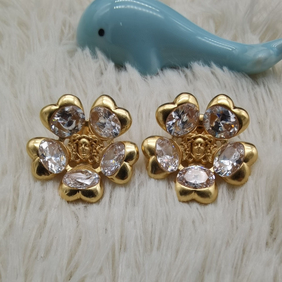 

Luxury Stud new beauty head studded with five-leaf heart-shaped plum earrings fashion temperament Sun flower, Golden;silver