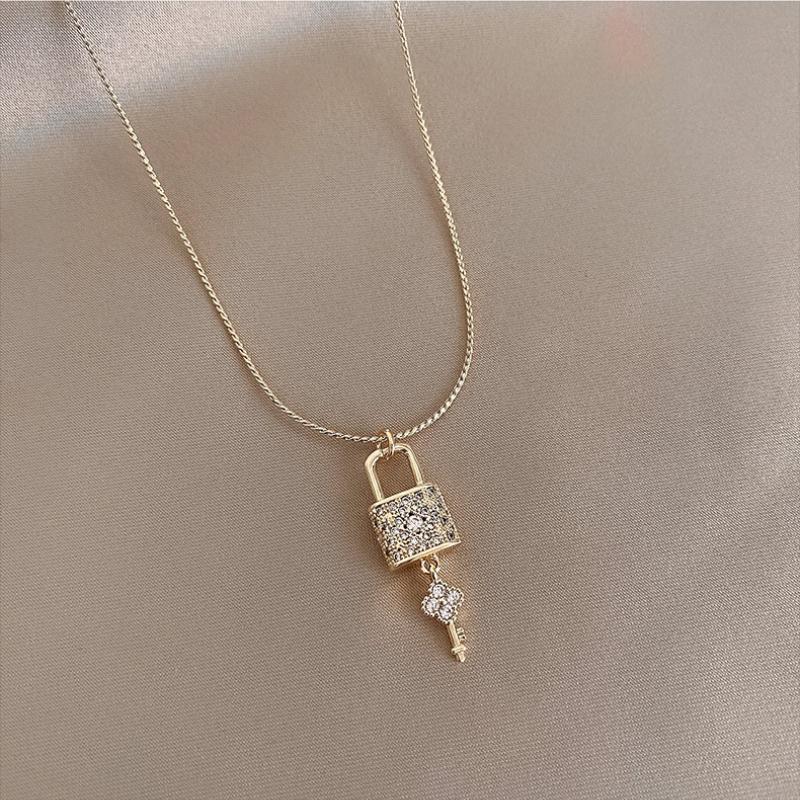 

Chains Design 14K Real Gold Electroplating Micro-inlaid Zircon Key Clavicle Necklace Cold Lock Hanging Ins Wind Necklaces For Women