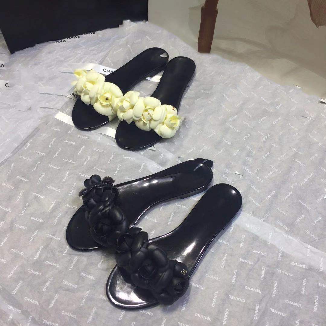 

2021 brand luxury designer Camellia women's slippers summer sandals beach bathroom shoes classic transparent AAAA., Black