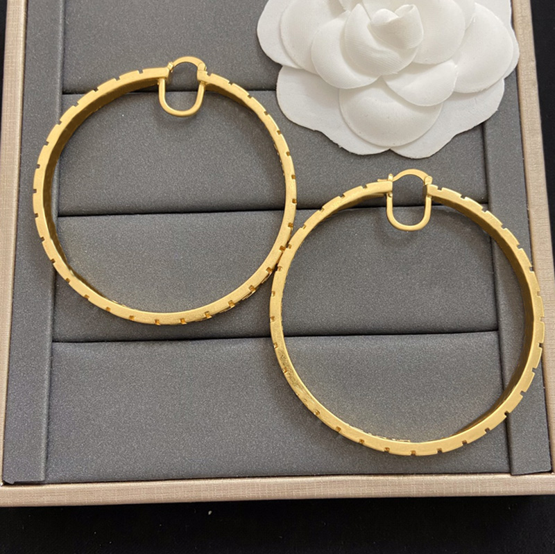 

Women Hoop Earrings Designers Gold Earring Fashion Big Circle Head Jewelry Luxurys Letter V Stud Earring Hoops Wholesale 22030105R