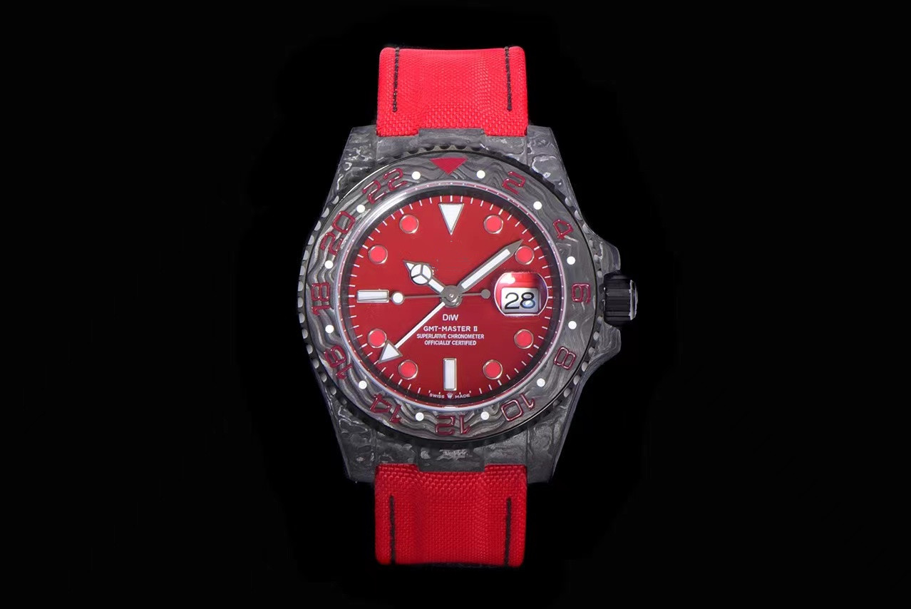 

JH watch is 40mm in diameter and 12.4mm thick, with cal.3186 movement made of sapphire glass, mirror, carbon fiber and super luminous powder, As shown