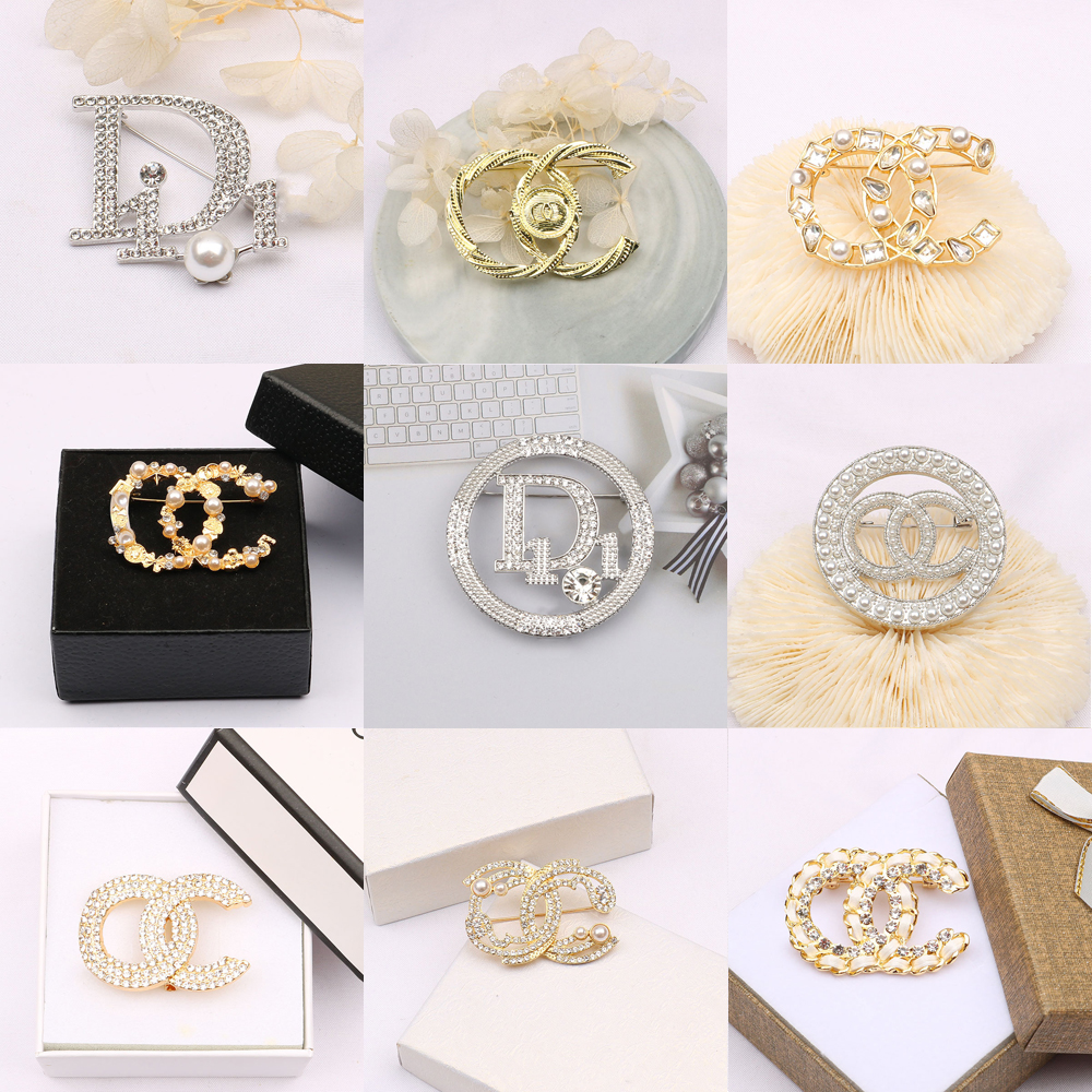 

Wholesale 20colors Fashion Famous Brand Designer Brooch Double Letter Gold Silver Tassel Pearl Luxury Couples Women Men Rhinestone Suit Pin Jewelry Accessories