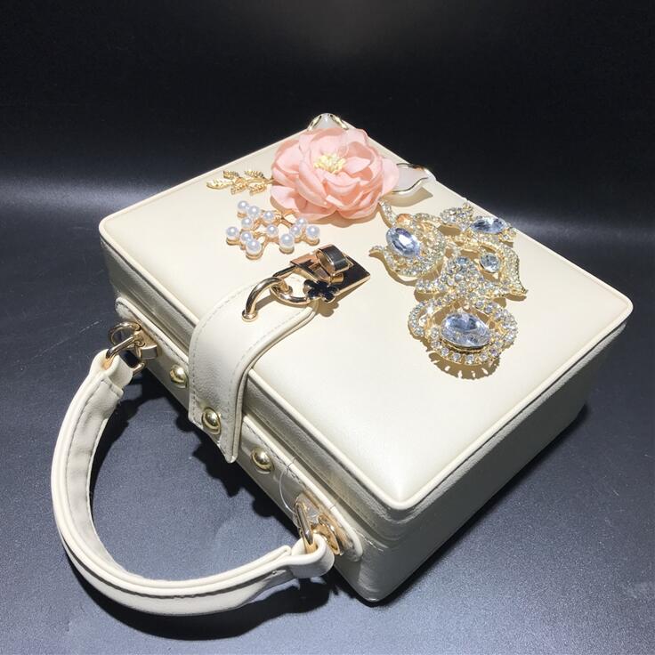 

Factory wholesale women leather shoulder bags beautiful Pearl flower Beads handbags European foreign trade diamond handbag street trend hard box chain bag, White(boutique box)