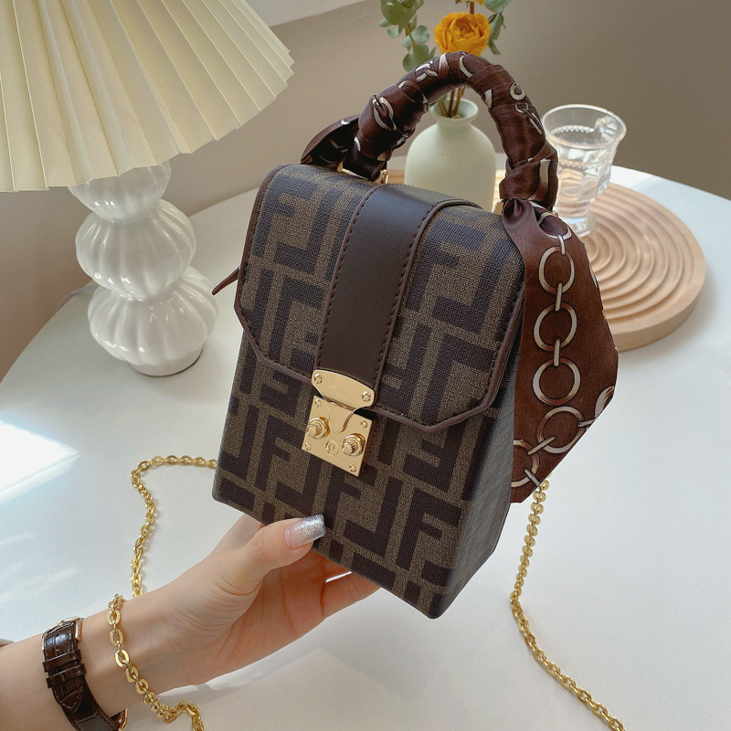 

Luxury design handbag F family letter chain wind silk scarf shaped portable vertical lock small box bag tide