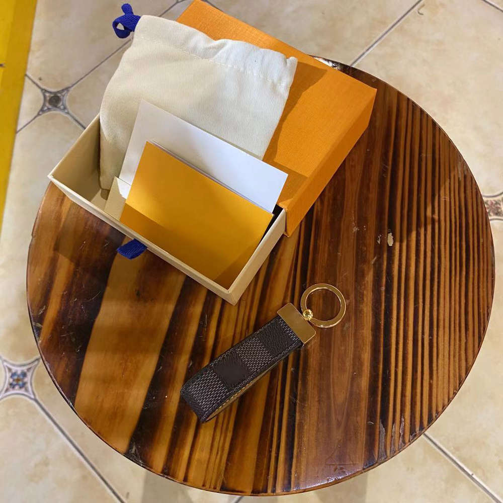 

Luxurys Fashion Key chain Buckle lovers Car Keychain Handmade Leather Designers Keychains Men Women Bag Pendant Accessories 10 Color, Silver