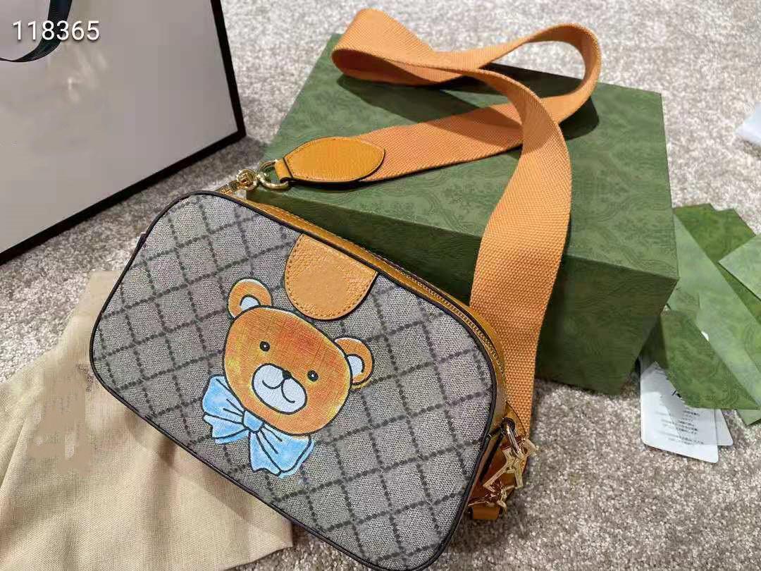 

2021Women's bear one shoulder camera bag size 25cm