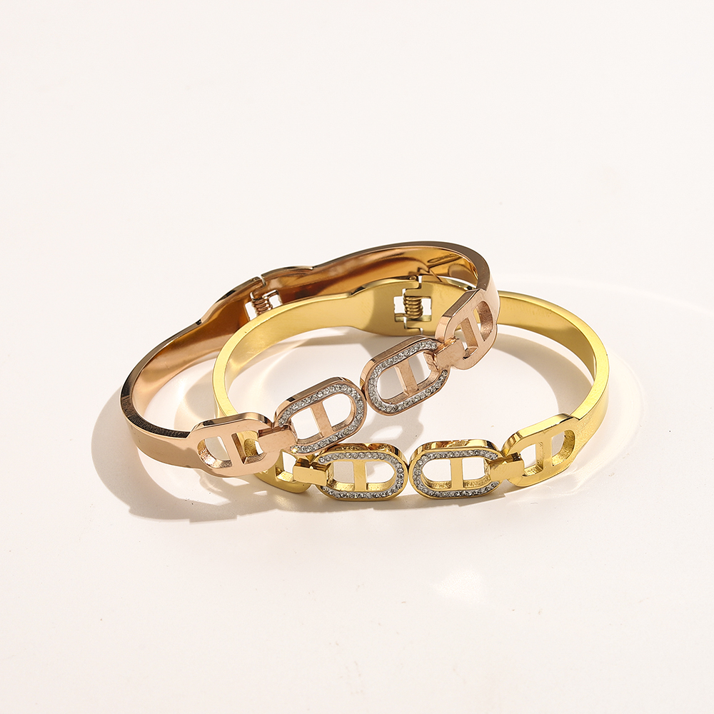 

18K Gold Plated Luxury Brand Designers Creativity D Letter Bangle Europe and America Fashion Style Lady Women Titanium Steel Engraved Initials Hollow Out Bracelets