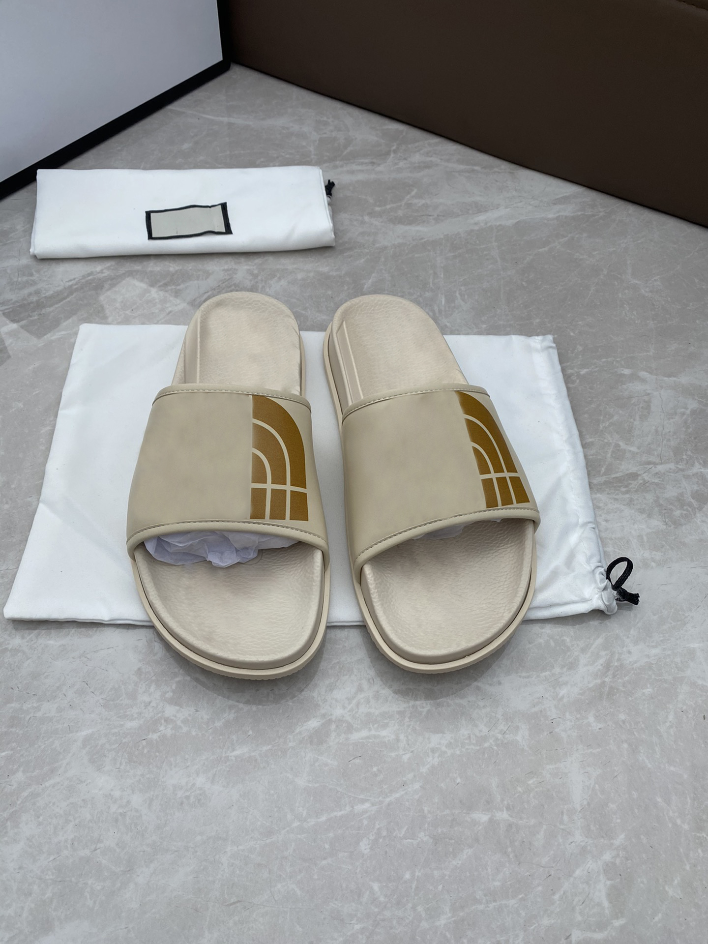 

Trend 2021 outdoor slippers classic best-selling rubber sandals slipperss letters men and women fashion casual shoes