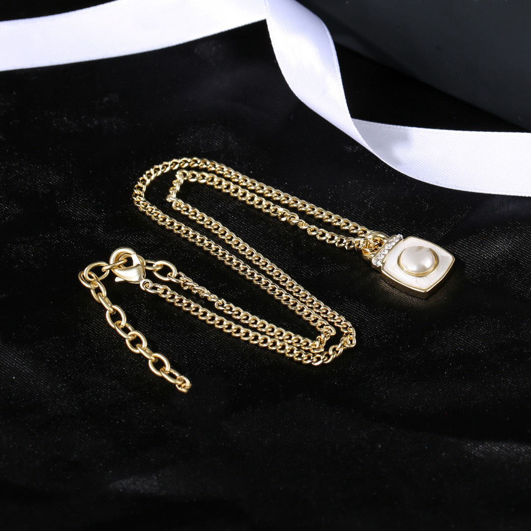 

2022 C Pendants Brand Fashion Jewelry Women Vintage Light Gold Chain Black Pink Round Choker Chain Necklace Party Fine Luxury Top Quality