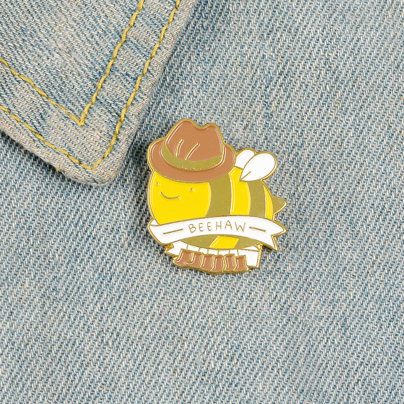 

Creative Cute Little Wasp Brooches Cartoon Bee Eagle Personality Letter BEEHAW Enamel Pins Alloy Brooch for Girls Denim Shirt Badge Jewelry Gift Friend Accessories