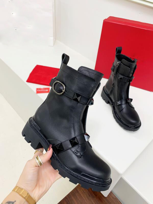 

2021 Designer Women ROMAN STUD CALFSKIN COMBAT BOOT lady Fashion ankle boot Leather Granulated Rivet boots Winter Flat shoes Top Quality
